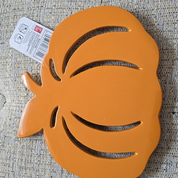 TABLETOPS GALLERY BRAND ORANGE PUMPKIN METAL TRIVET - Picture 2 of 8
